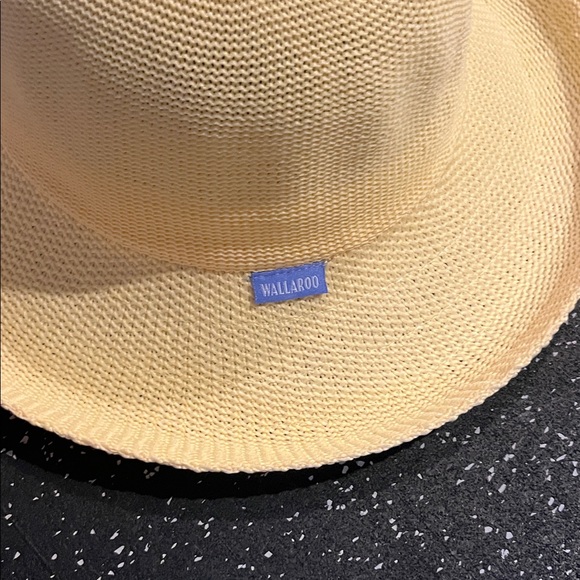 Yellow wallaroo packable Victoria - Picture 3 of 4